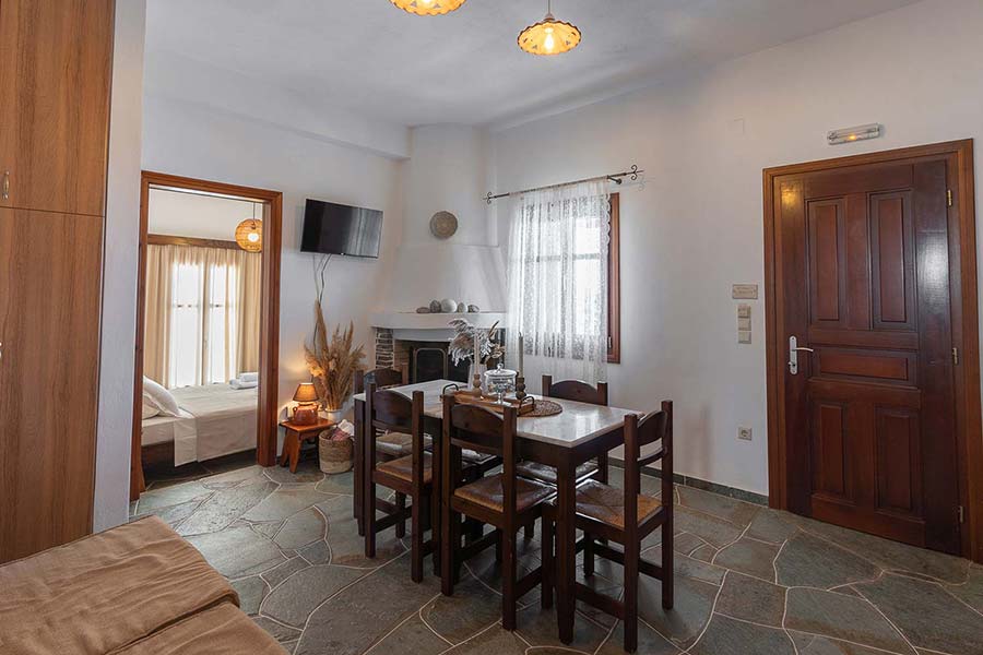 Το τραπέζι φαγητού στο διαμέρισμα Βουκαμβίλια