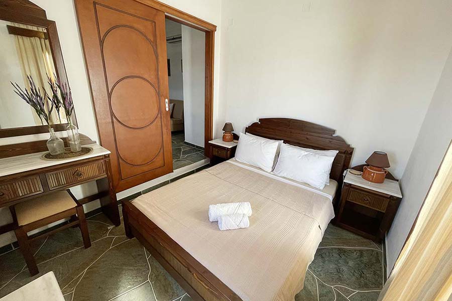 Υπνοδωμάτιο με διπλό κρεβάτι στο διαμέρισμα Βουκαμβίλια