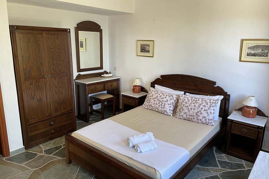 Υπνοδωμάτιο με διπλό κρεβάτι στο Ιβίσκος