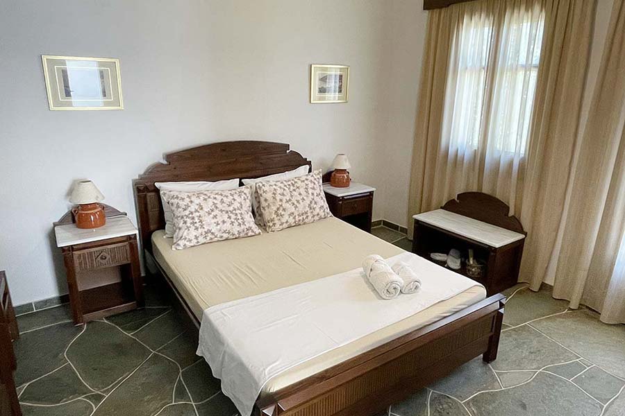Bedroom with double bed at Iviskos apartment